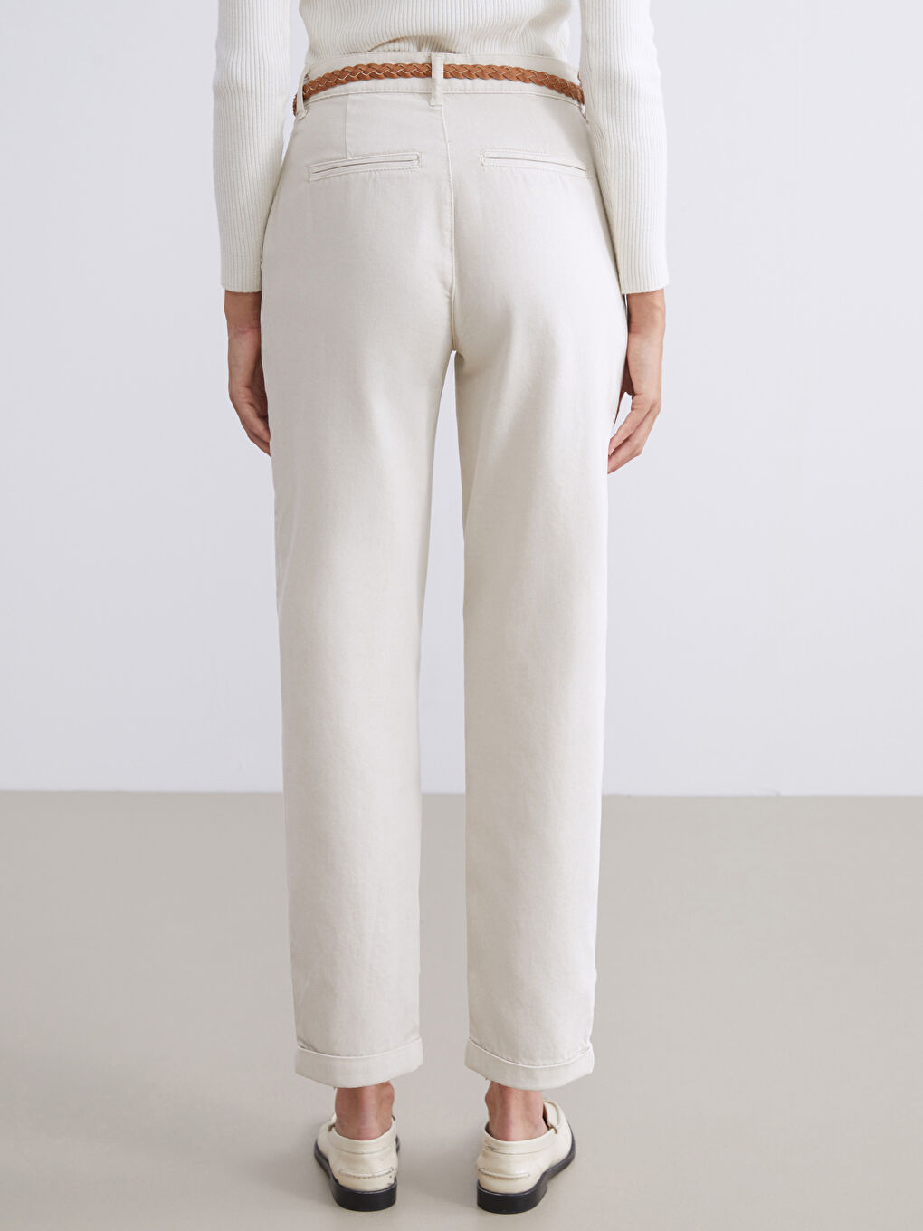 Bej Beli Kemerli Carrot Fit Kadın Jean Pantolon-6