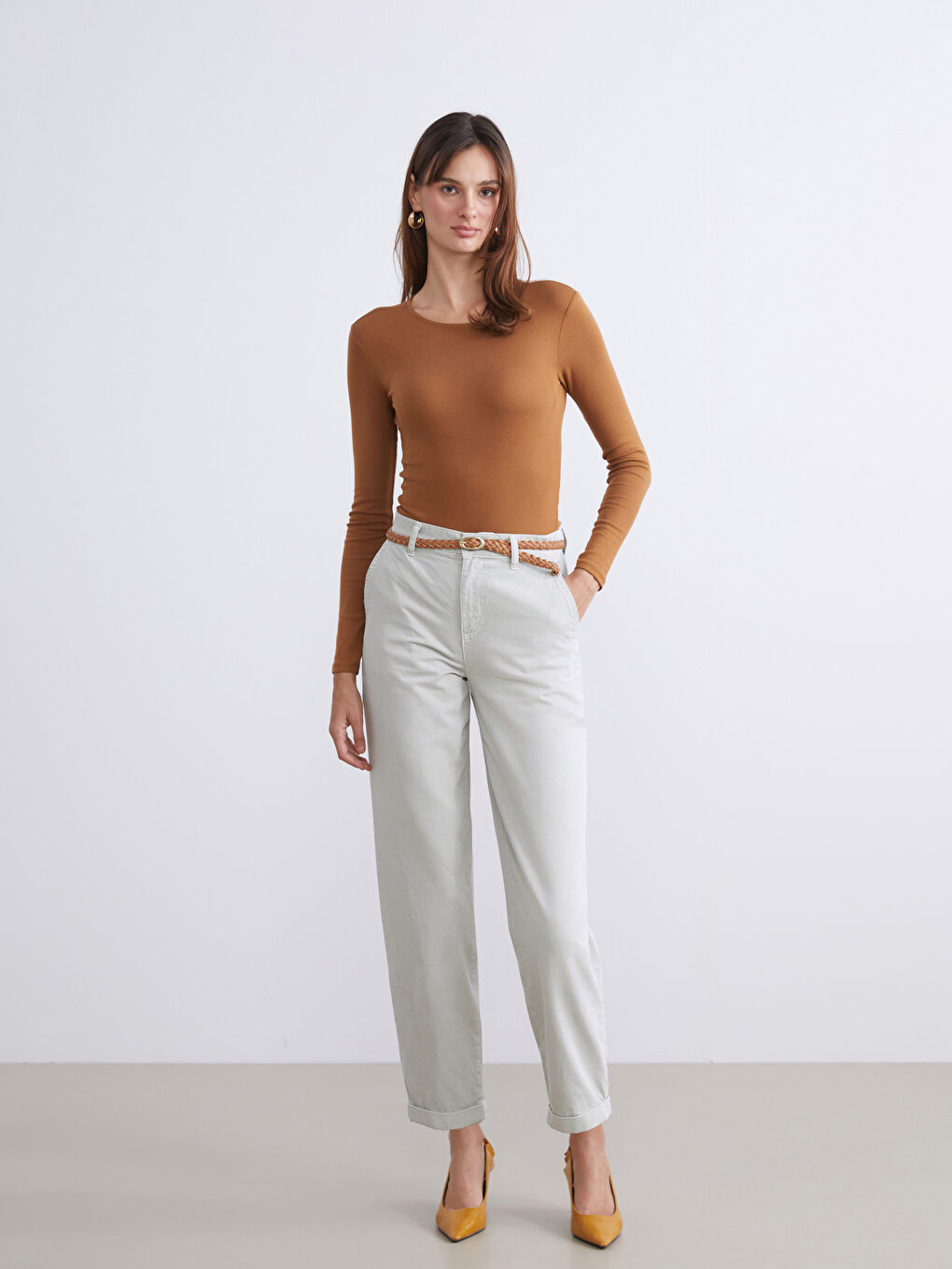 Gri Beli Kemerli Carrot Fit Kadın Jean Pantolon-1