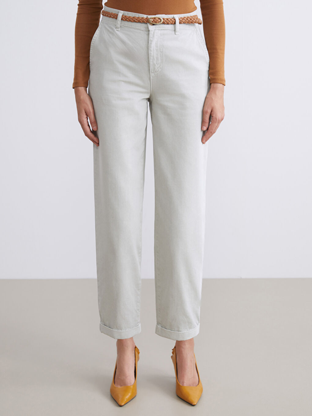 Gri Beli Kemerli Carrot Fit Kadın Jean Pantolon-2