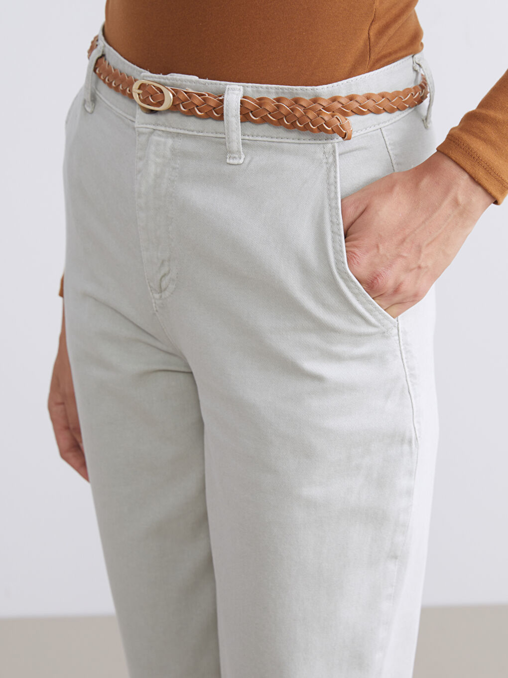 Gri Beli Kemerli Carrot Fit Kadın Jean Pantolon-4