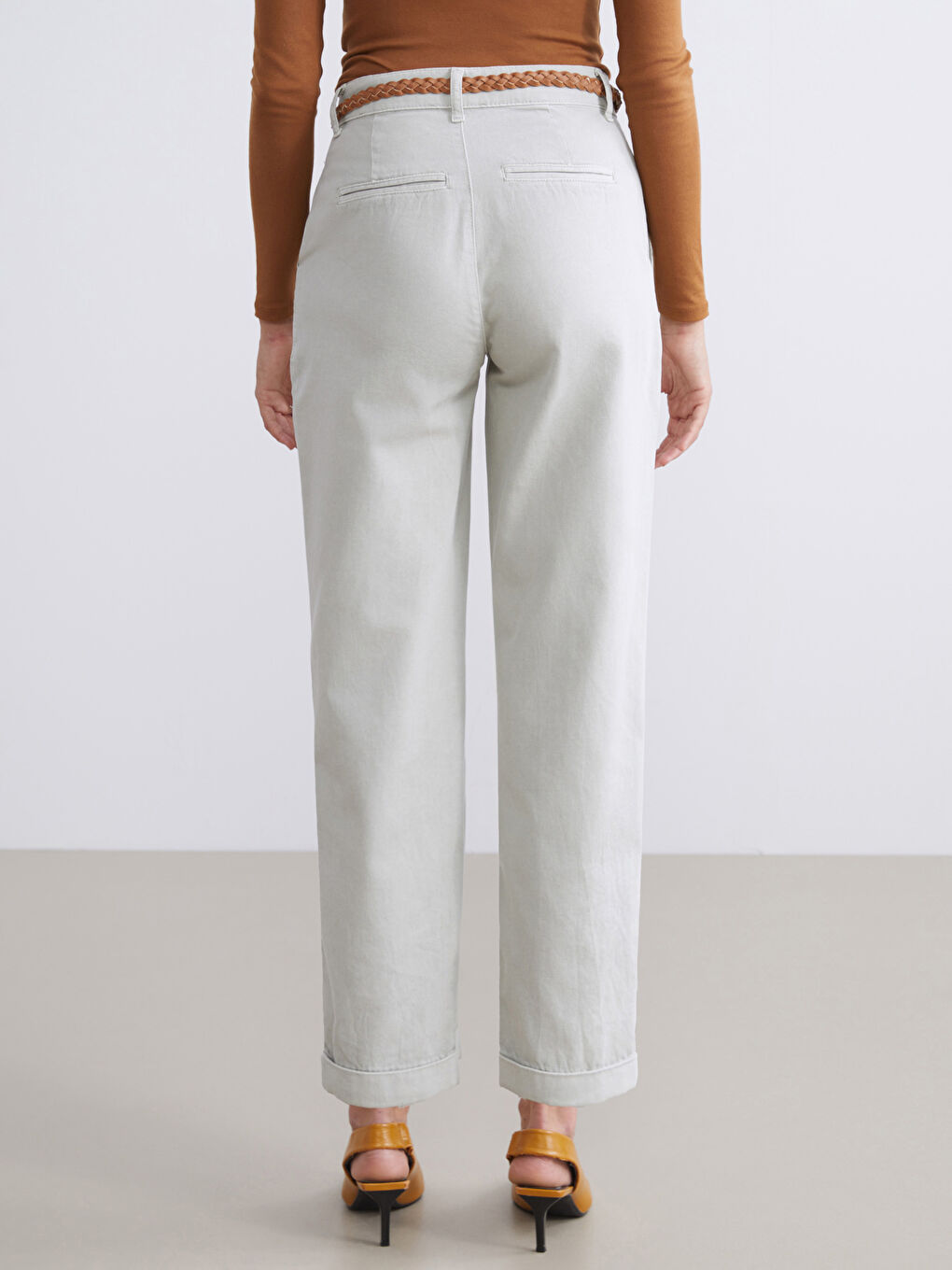 Gri Beli Kemerli Carrot Fit Kadın Jean Pantolon-6