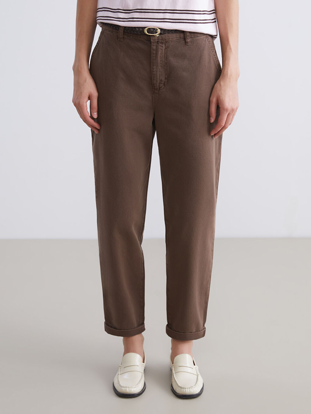 Kahverengi Beli Kemerli Carrot Fit Kadın Jean Pantolon-1