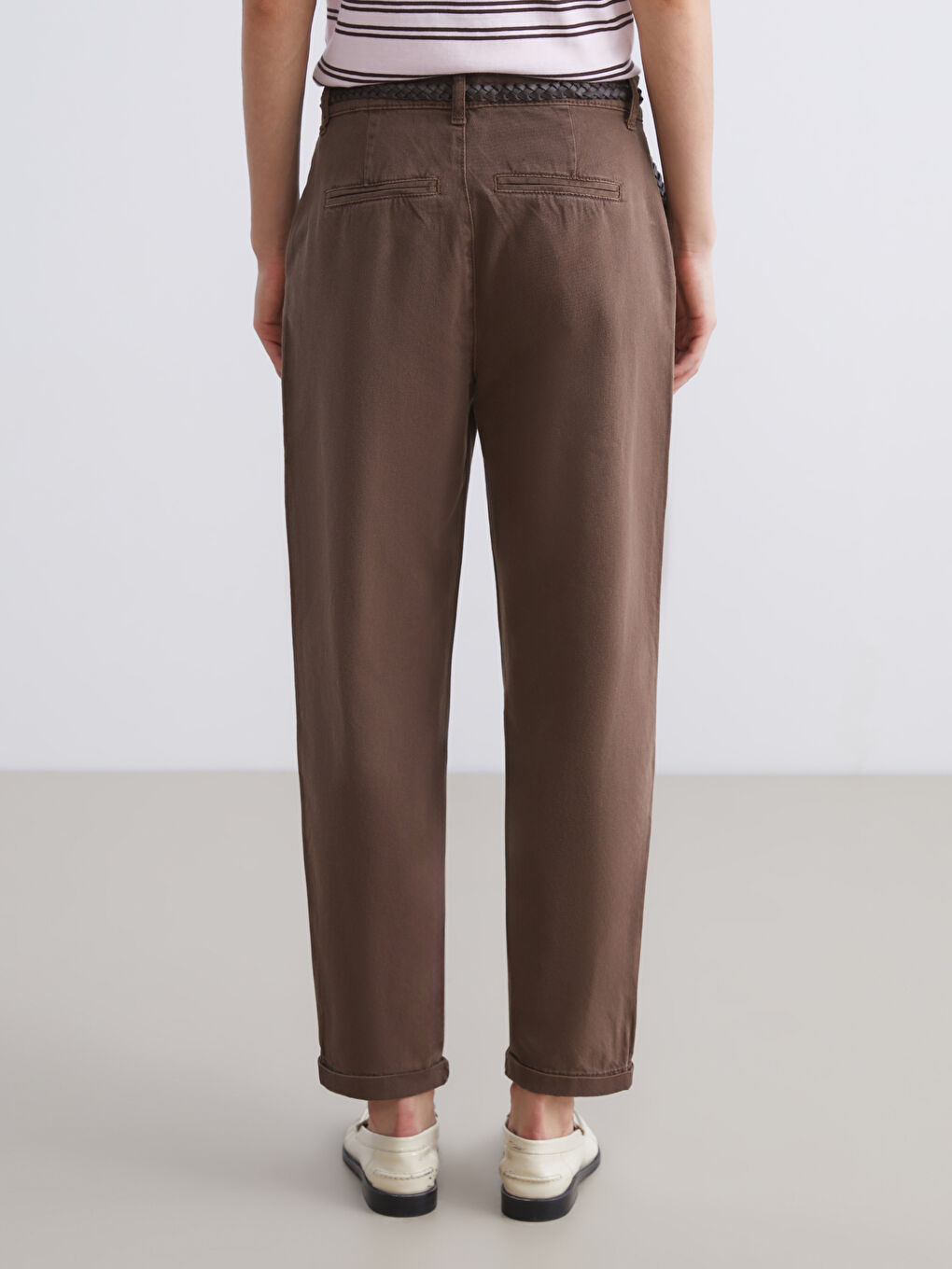 Kahverengi Beli Kemerli Carrot Fit Kadın Jean Pantolon-3