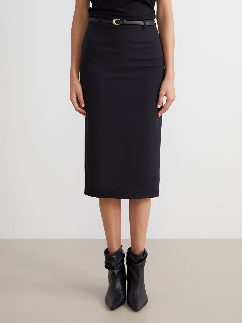 Siyah Beli Kemerli Dar Fit Yırtmaçlı Etek-1