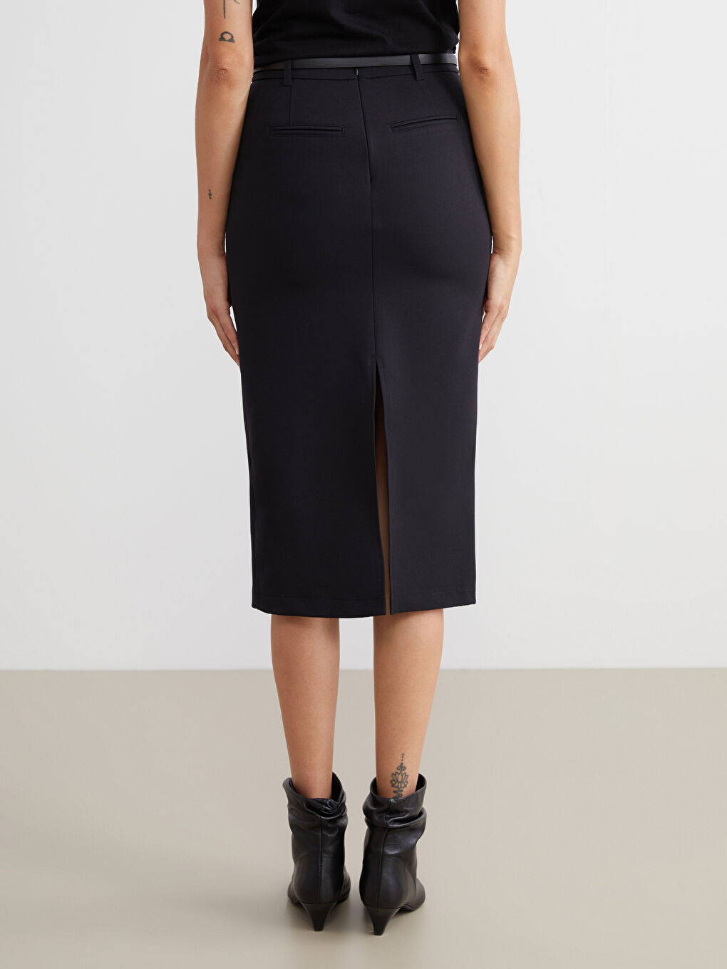 Siyah Beli Kemerli Dar Fit Yırtmaçlı Etek-3