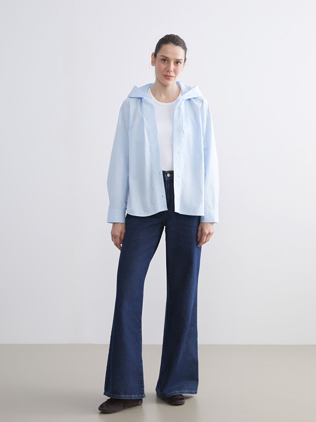 Жена Синьо Риза-1