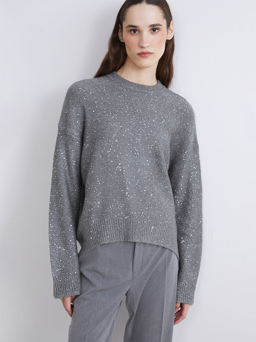 Džemper od trikotaže sa okruglim izrezom i ukrasima za žene