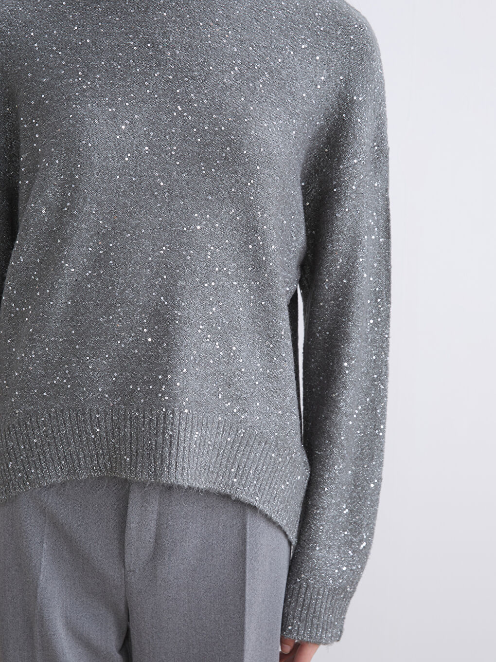 Džemper od trikotaže sa okruglim izrezom i ukrasima za žene-2