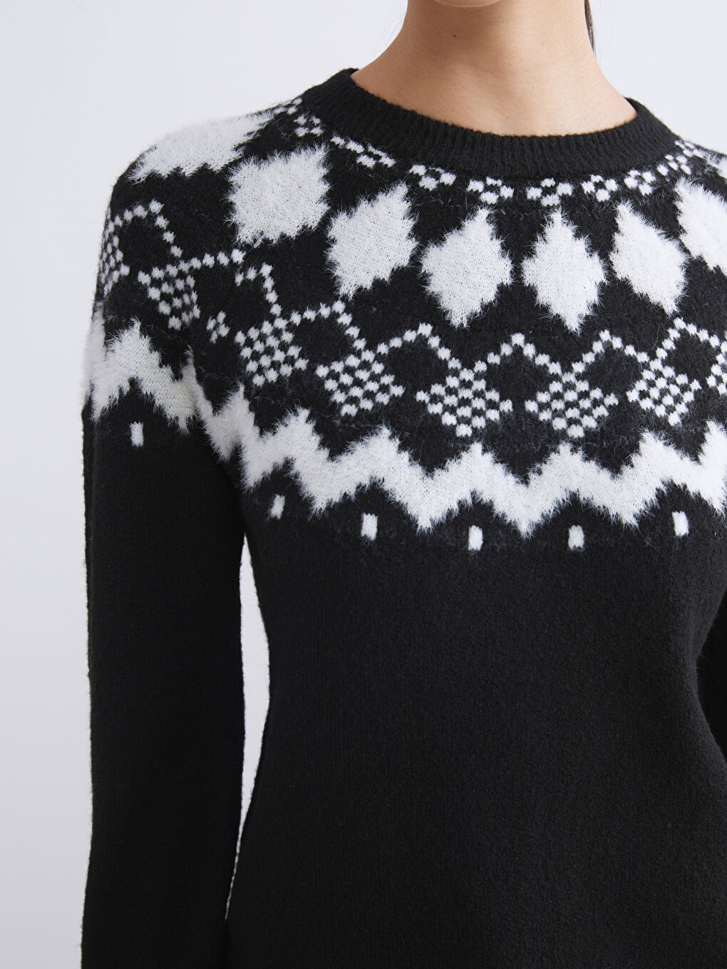 Džemper od trikotaže sa okruglim izrezom i argajl uzorkom za žene-2