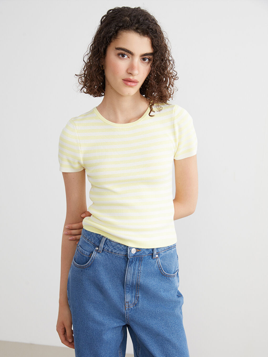 әйелдерге арналған дөңгелек жағалы жолақты трикотаж жемпір