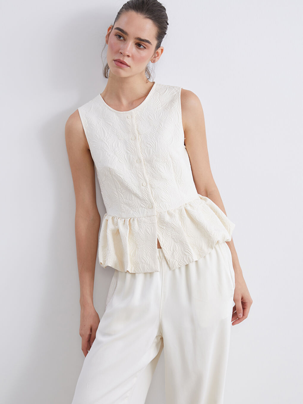 Ekru Bisiklet Yaka Dokulu Fırfırlı Bluz