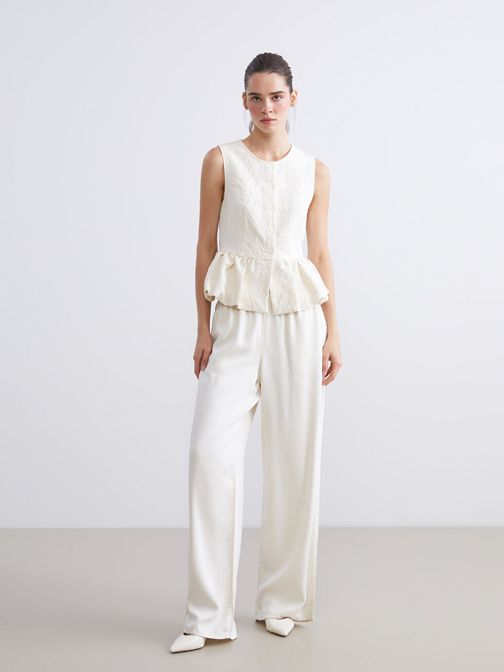 Ekru Bisiklet Yaka Dokulu Fırfırlı Bluz-1