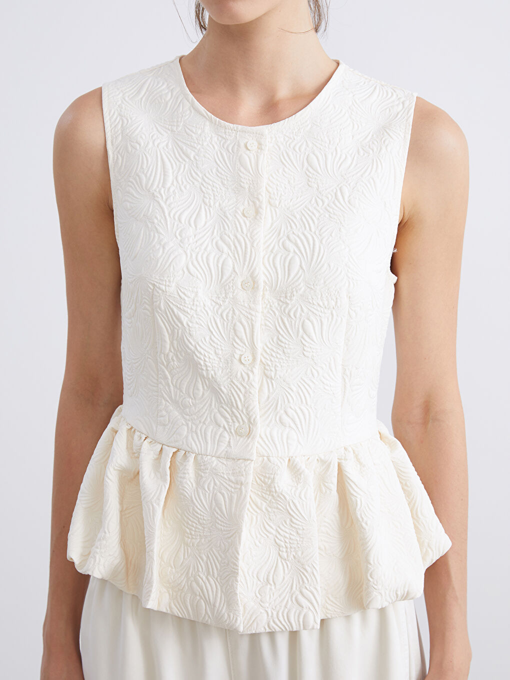 Ekru Bisiklet Yaka Dokulu Fırfırlı Bluz-2