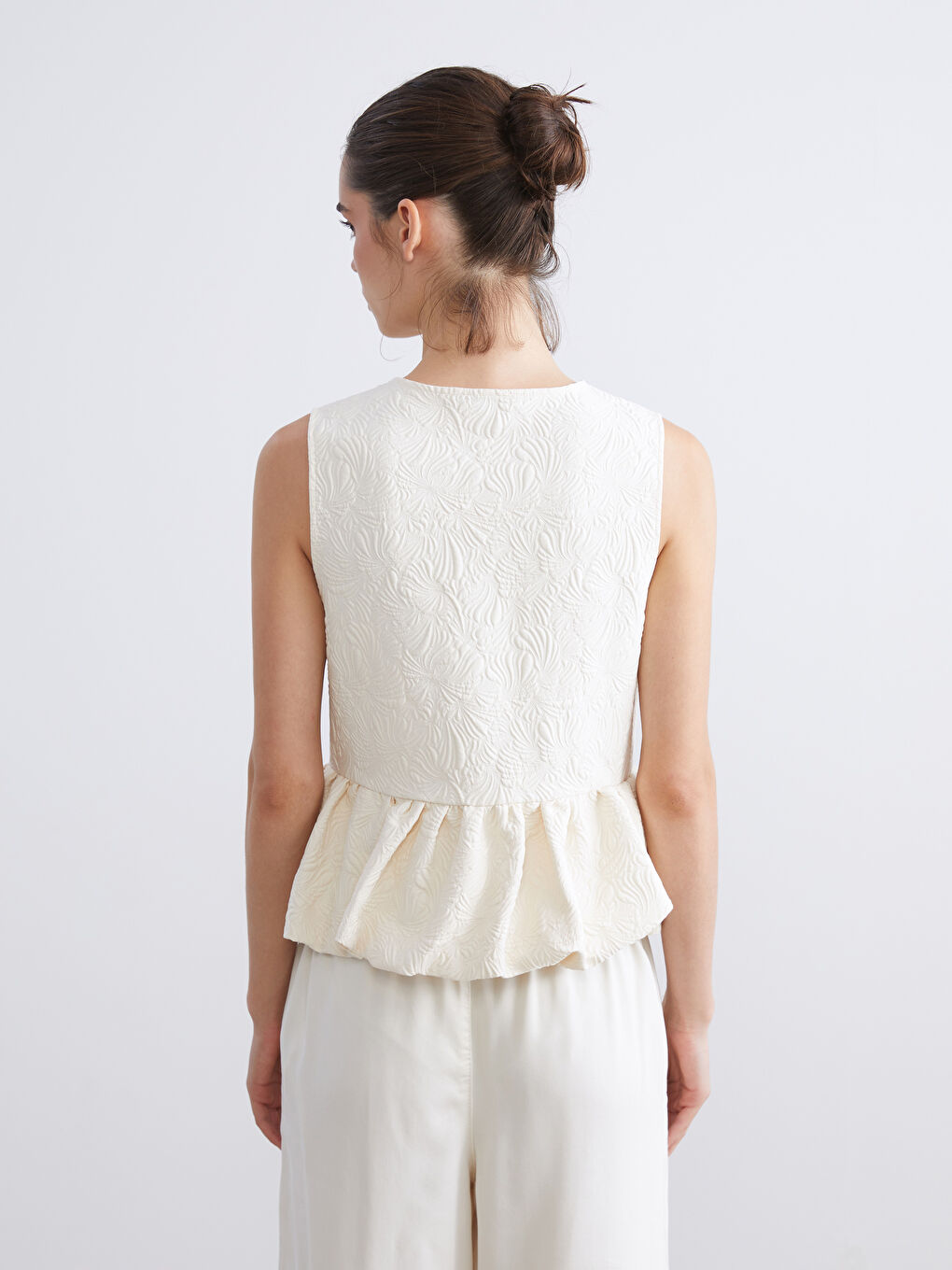 Ekru Bisiklet Yaka Dokulu Fırfırlı Bluz-3