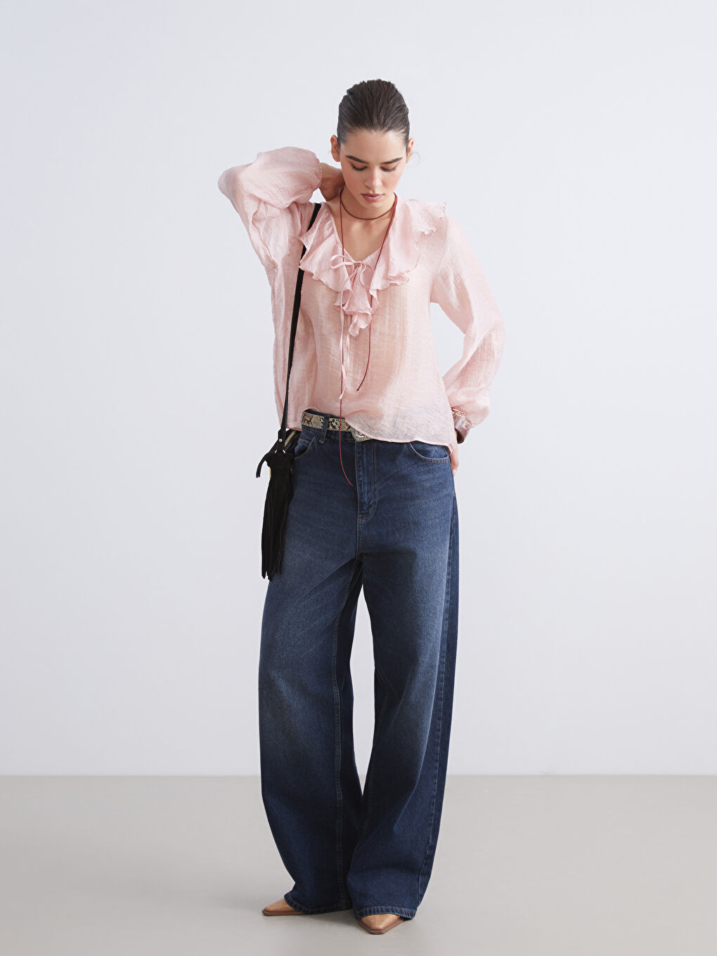 Pembe V Yaka Fırfırlı Şifon Bluz-1