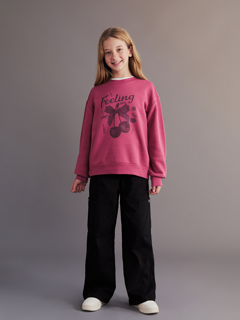 قميص رياضي بكول مدور مطبوع بالكرز للبنات-1