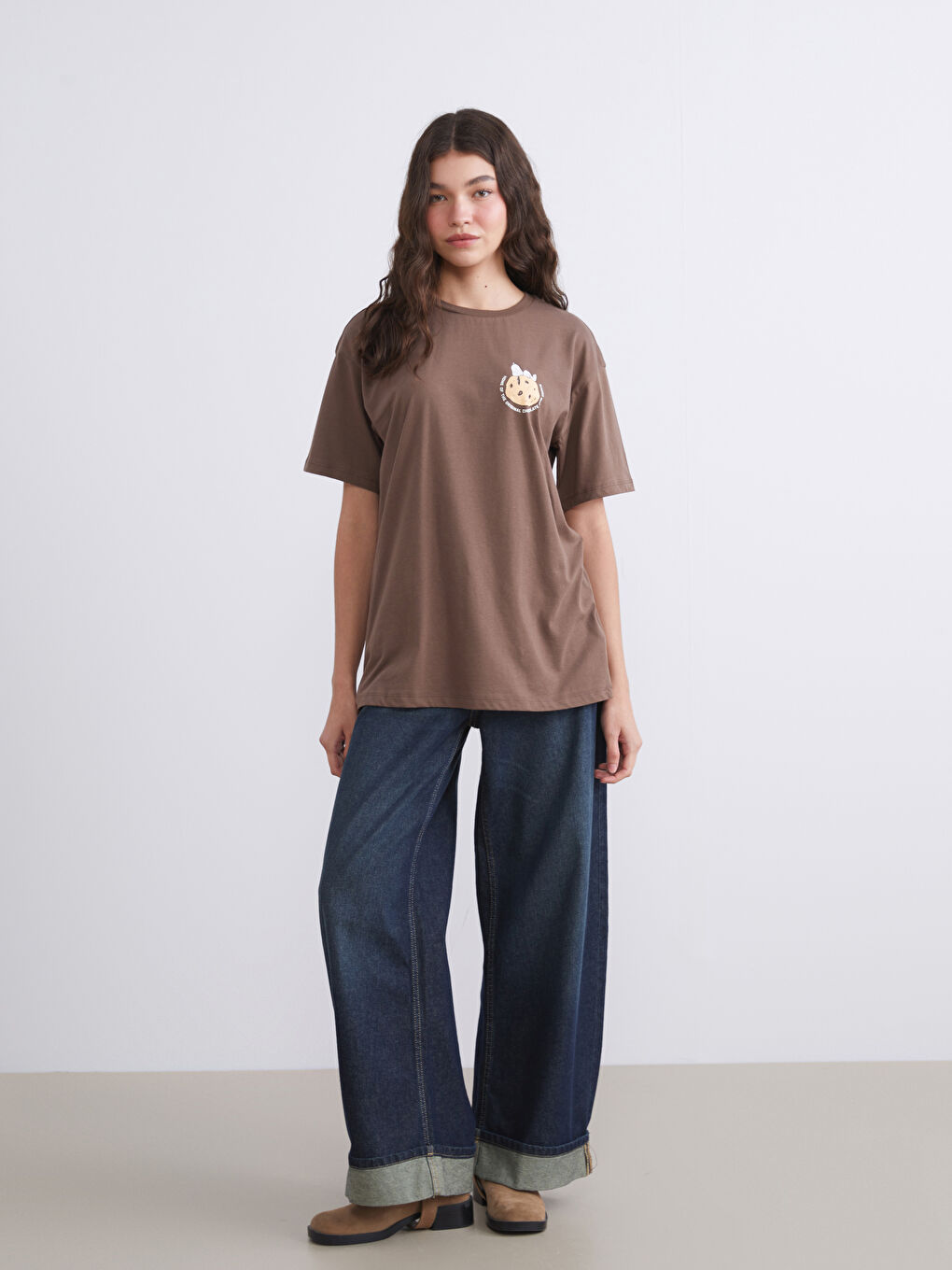 Kahverengi Bisiklet Yaka Snoopy Baskılı Kadın Tişört-1