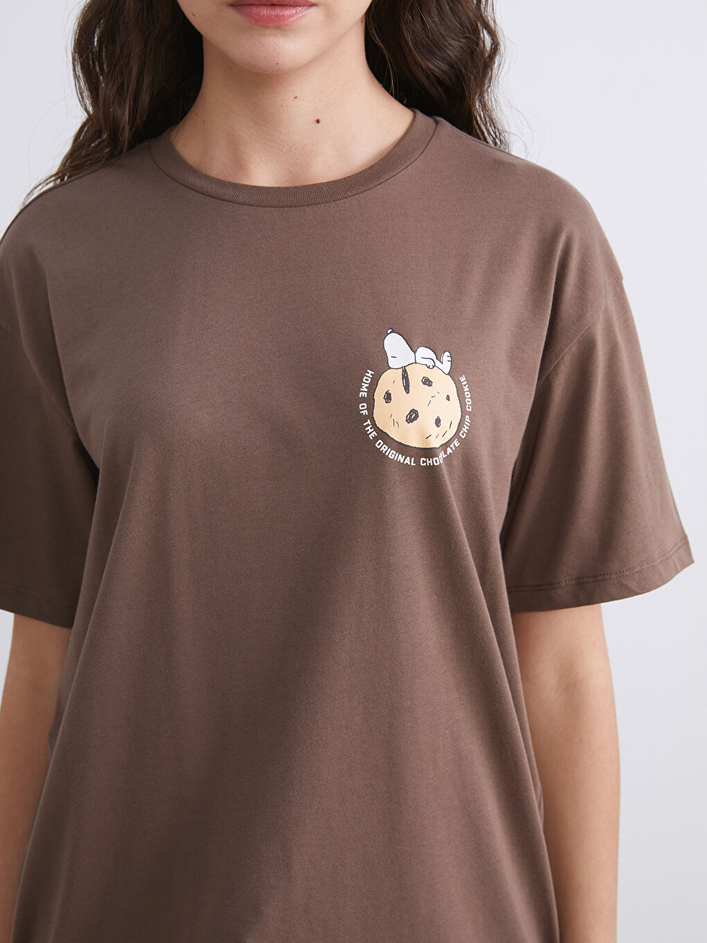 Kahverengi Bisiklet Yaka Snoopy Baskılı Kadın Tişört-2