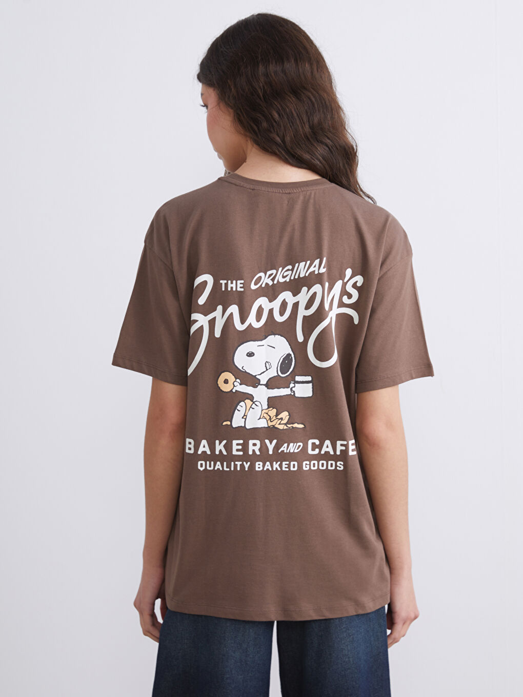 Kahverengi Bisiklet Yaka Snoopy Baskılı Kadın Tişört-3
