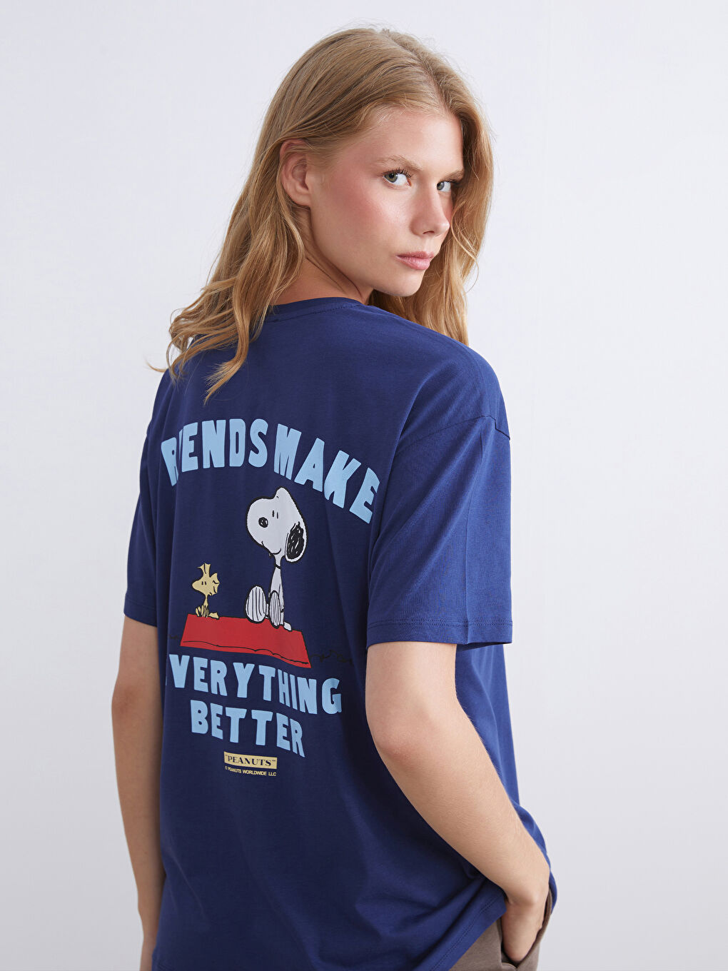 Lacivert Bisiklet Yaka Snoopy Baskılı Kadın Tişört-1