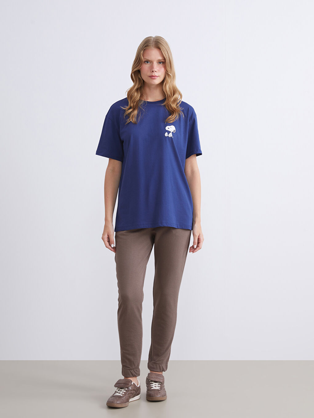 Lacivert Bisiklet Yaka Snoopy Baskılı Kadın Tişört-2