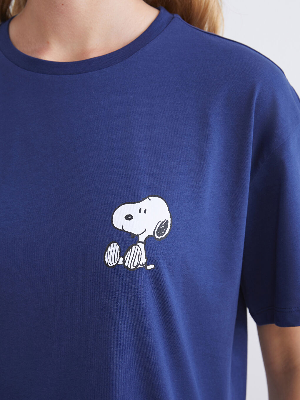 Lacivert Bisiklet Yaka Snoopy Baskılı Kadın Tişört-3
