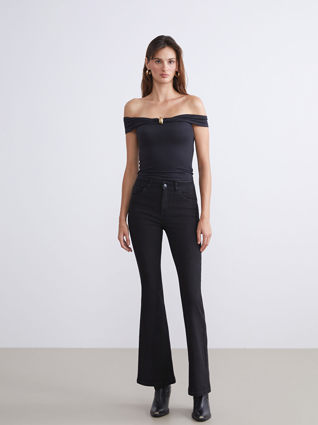 Siyah Kayık Yaka Metal Aplikeli Bluz-1