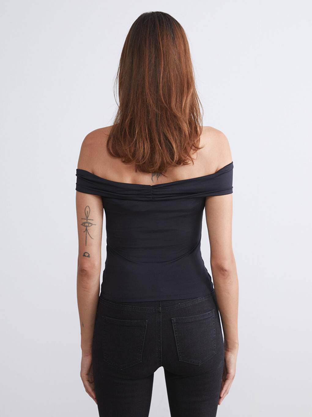 Siyah Kayık Yaka Metal Aplikeli Bluz-3