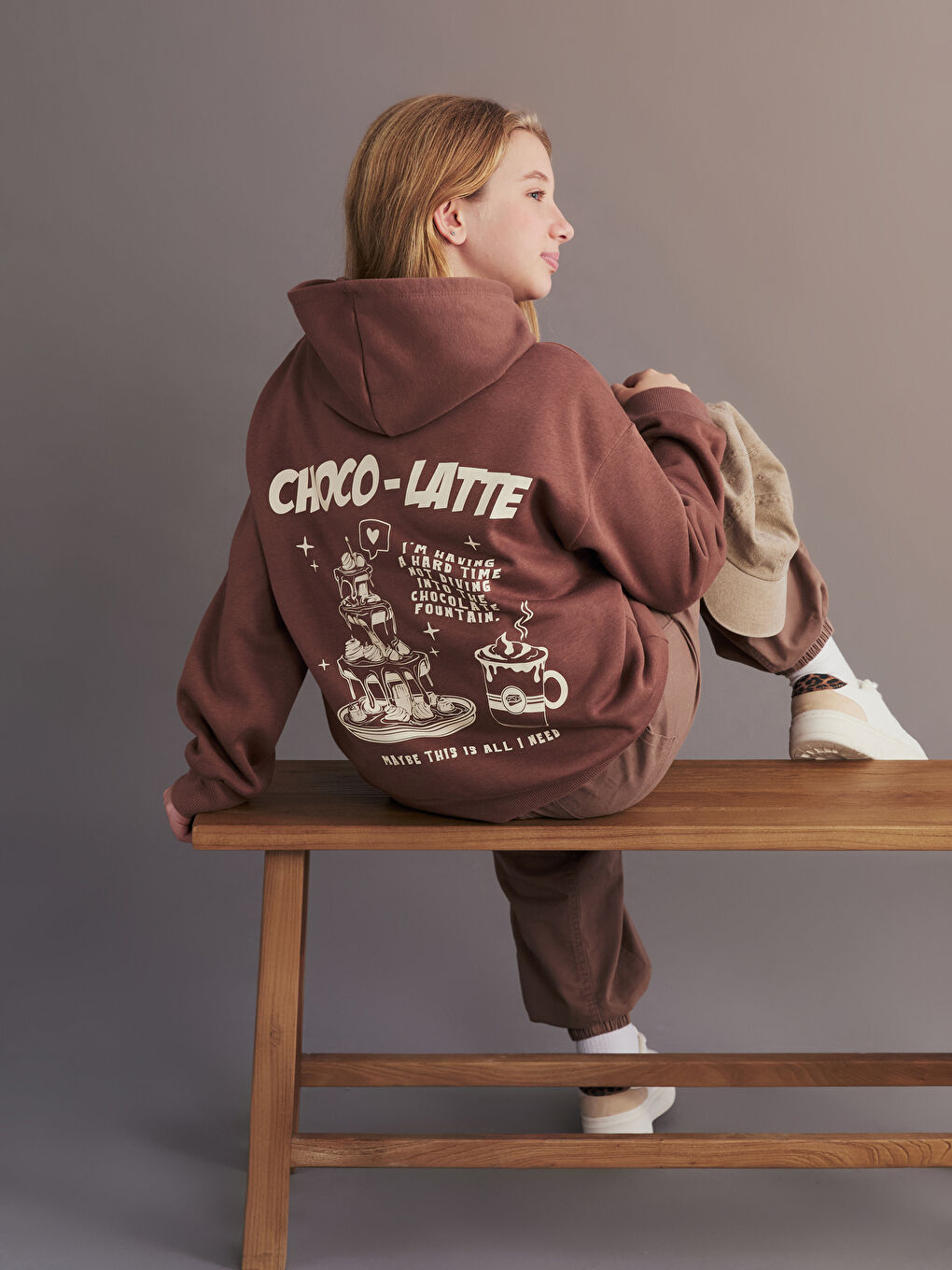 Kahverengi Kapüşonlu Sırt Baskılı Kız Çocuk Sweatshirt