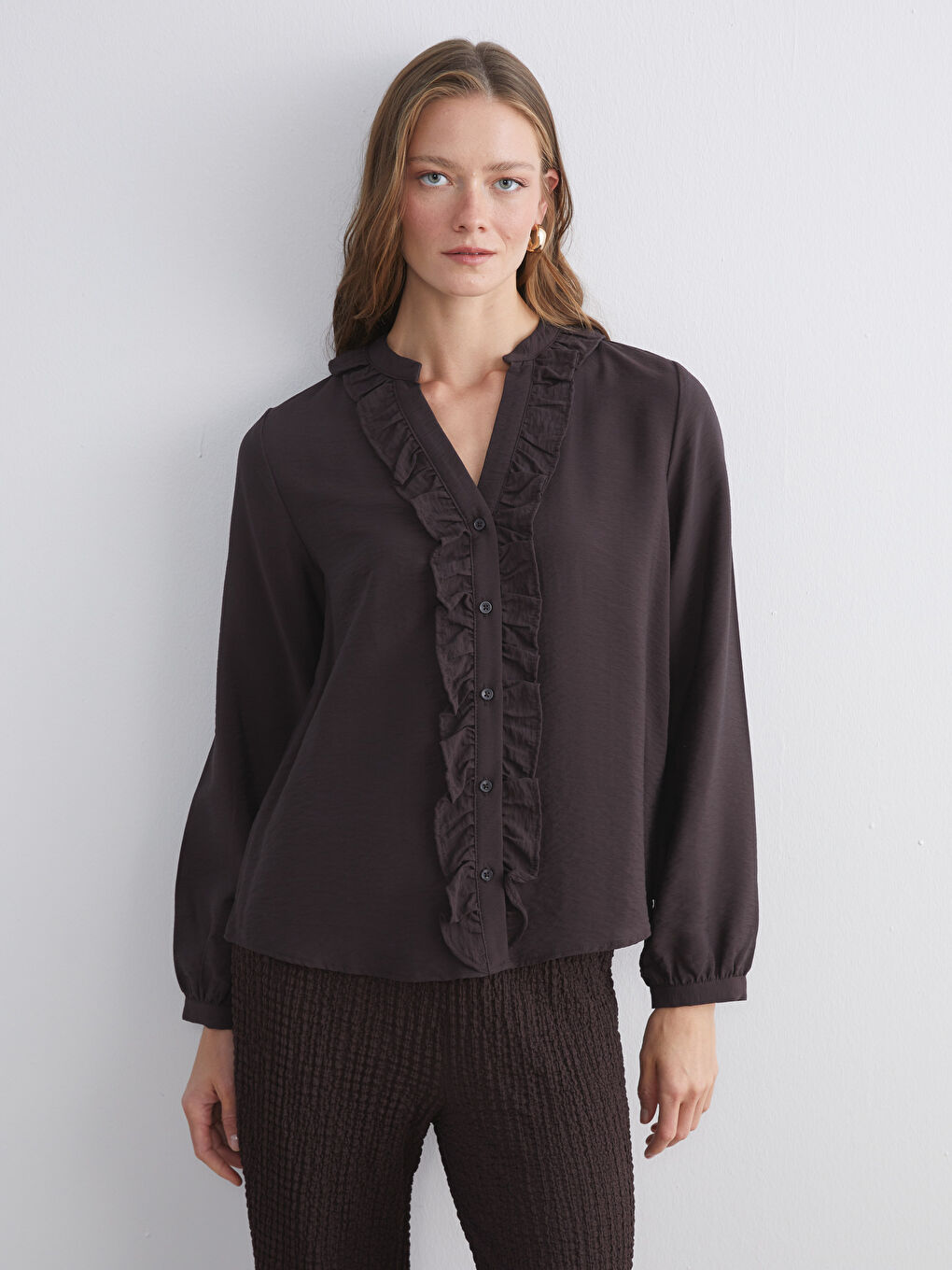 Kahverengi V Yaka Fırfırlı Kadın Gömlek