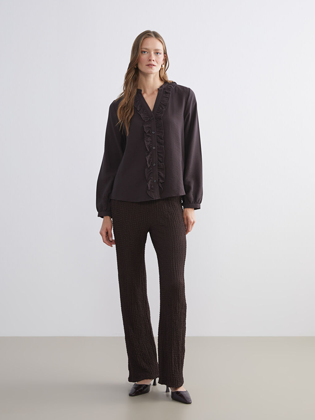 Kahverengi V Yaka Fırfırlı Kadın Gömlek-1