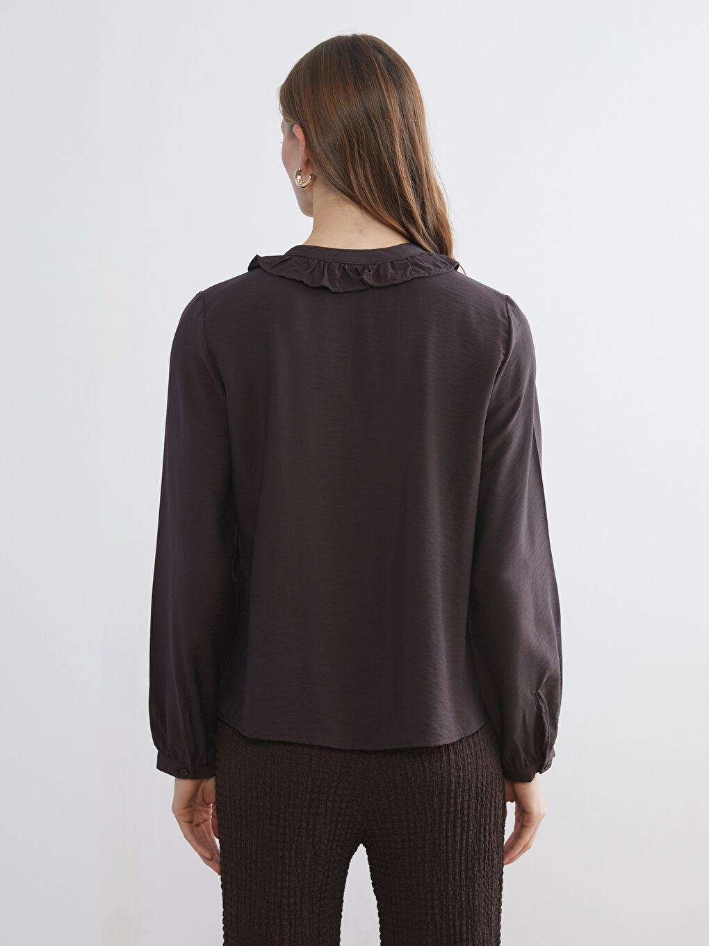 Kahverengi V Yaka Fırfırlı Kadın Gömlek-3