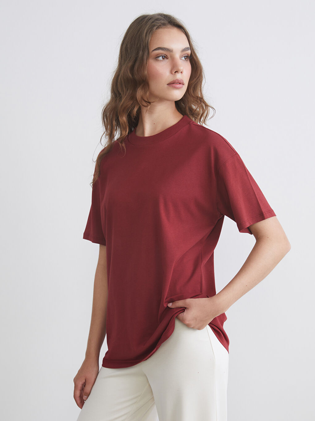 Kırmızı Dik Yaka Kadın Tişört