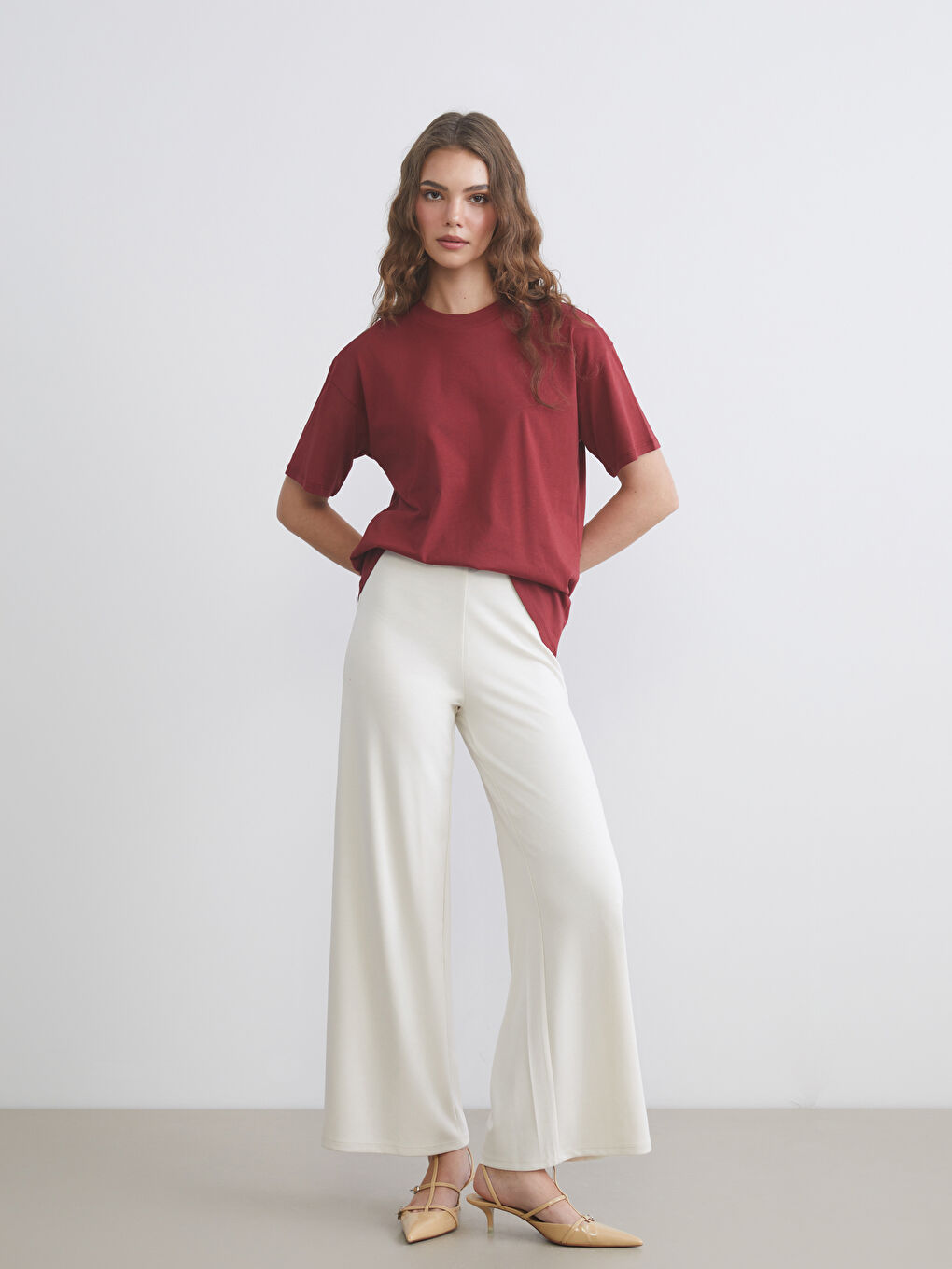 Kırmızı Dik Yaka Kadın Tişört-1