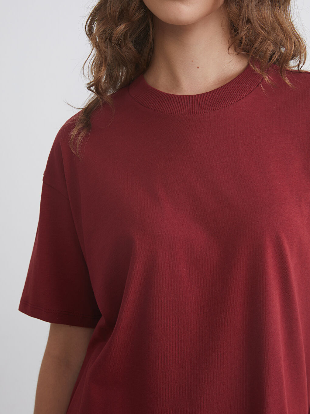 Kırmızı Dik Yaka Kadın Tişört-2