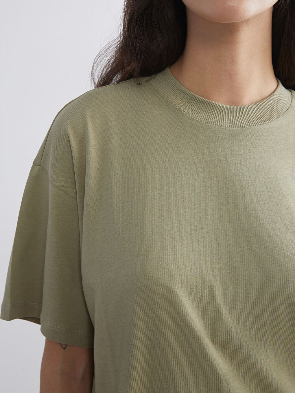 Haki Dik Yaka Kadın Tişört-2