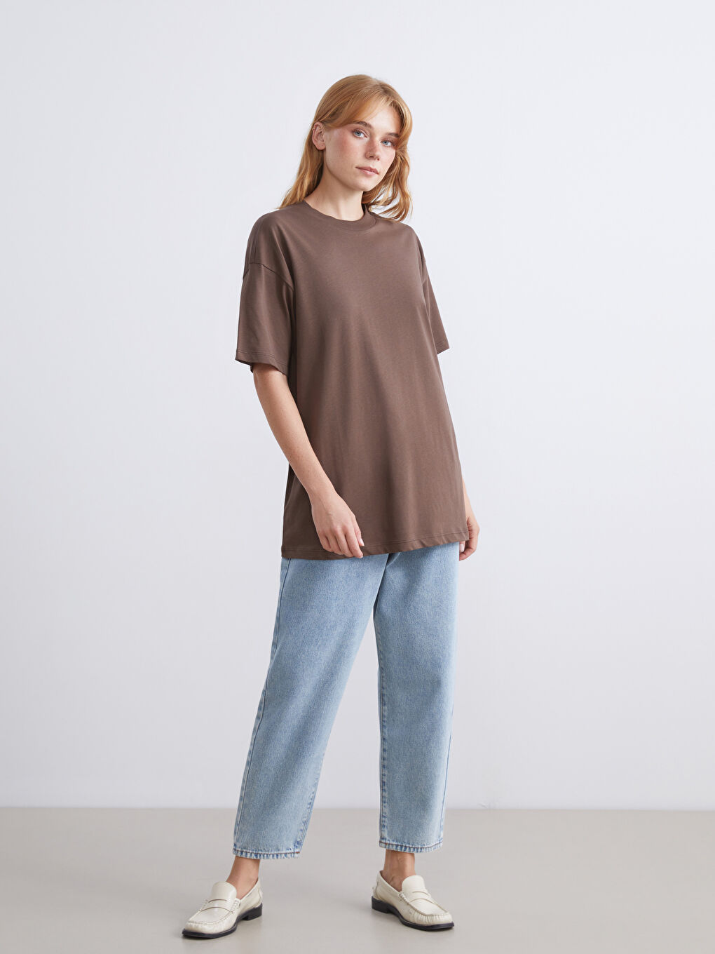 Kahverengi Dik Yaka Kadın Tişört-1