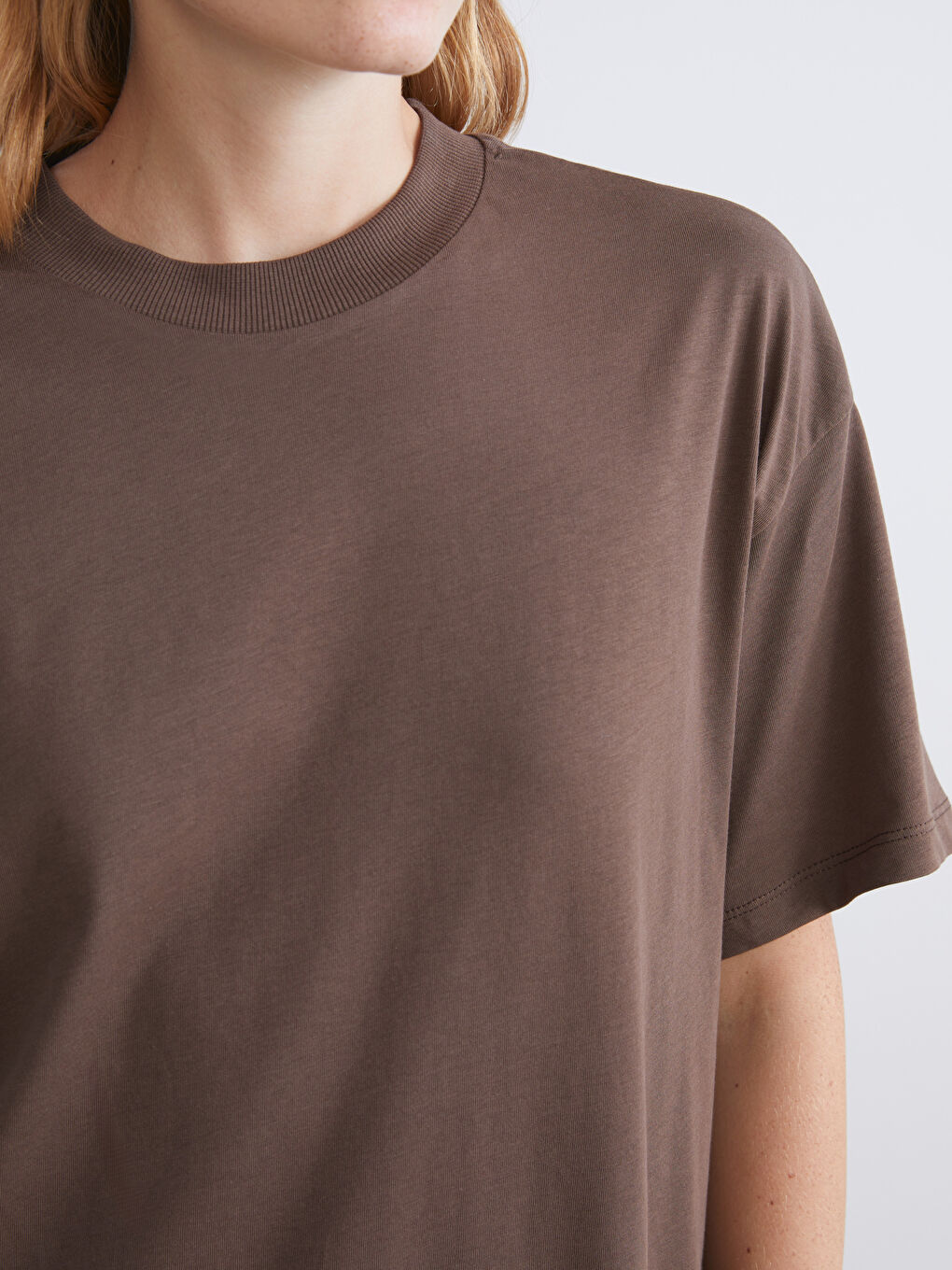 Kahverengi Dik Yaka Kadın Tişört-2