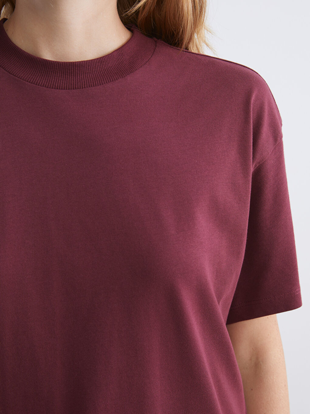 Bordo Dik Yaka Kadın Tişört-2