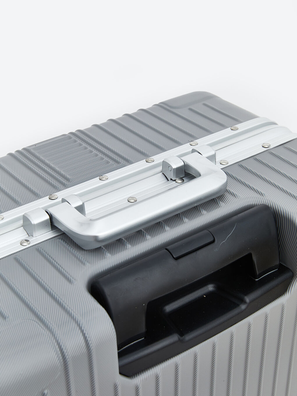 Gri Kilit Detaylı Orta Boy Valiz-4