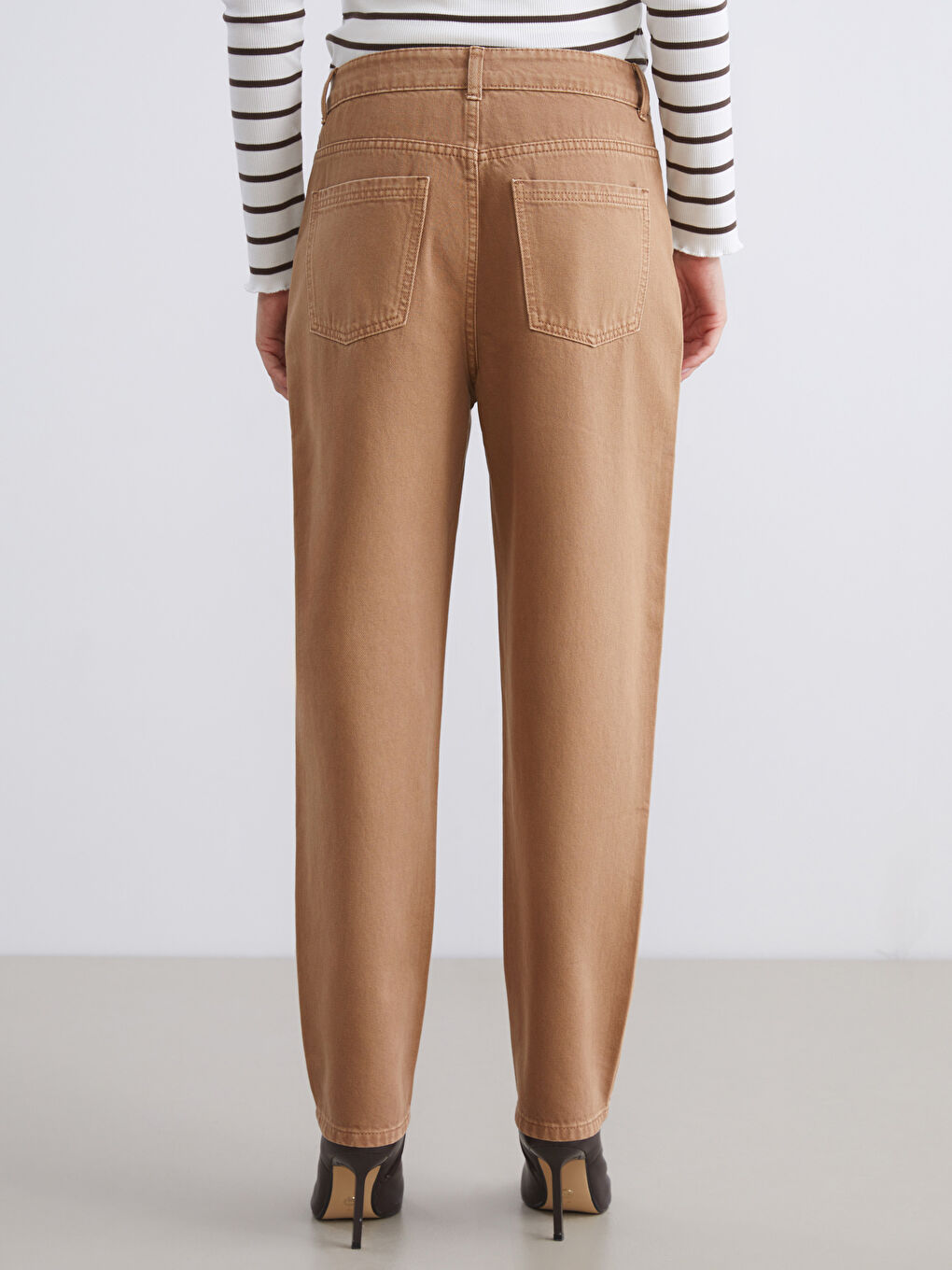 جينز بقصّة الأم للسيدات-3