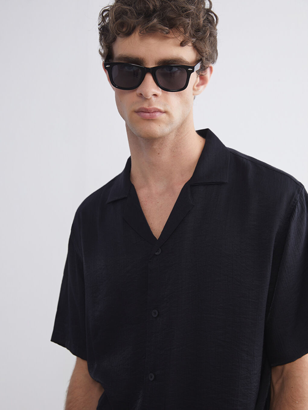 Siyah Regular Fit Resort Yaka Kısa Kollu Erkek Gömlek-2