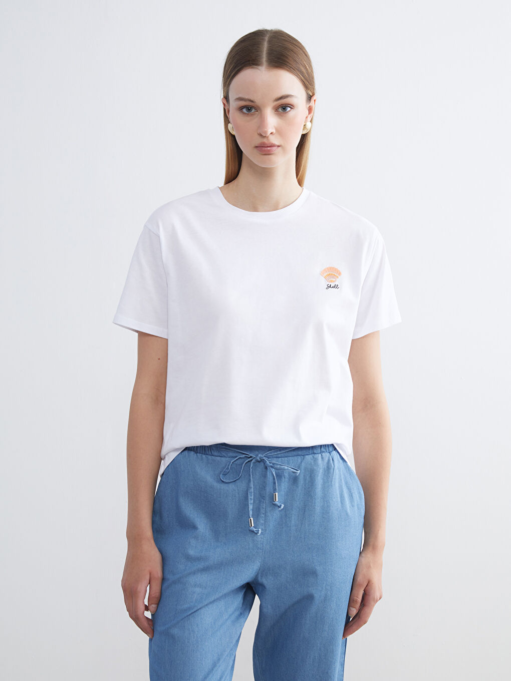 Beyaz Bisiklet Yaka Nakışlı Kadın Tişört-1