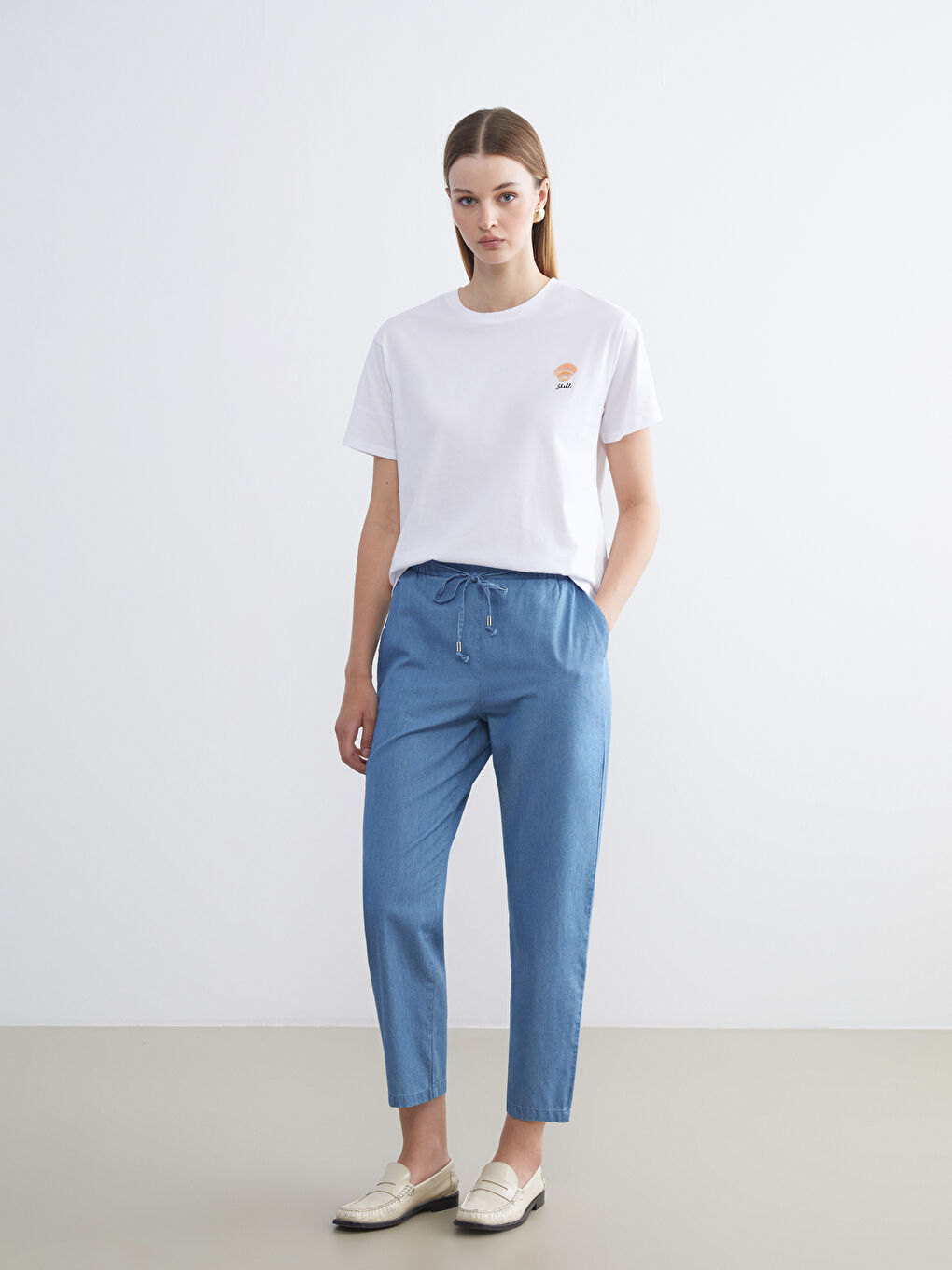 Beyaz Bisiklet Yaka Nakışlı Kadın Tişört-2