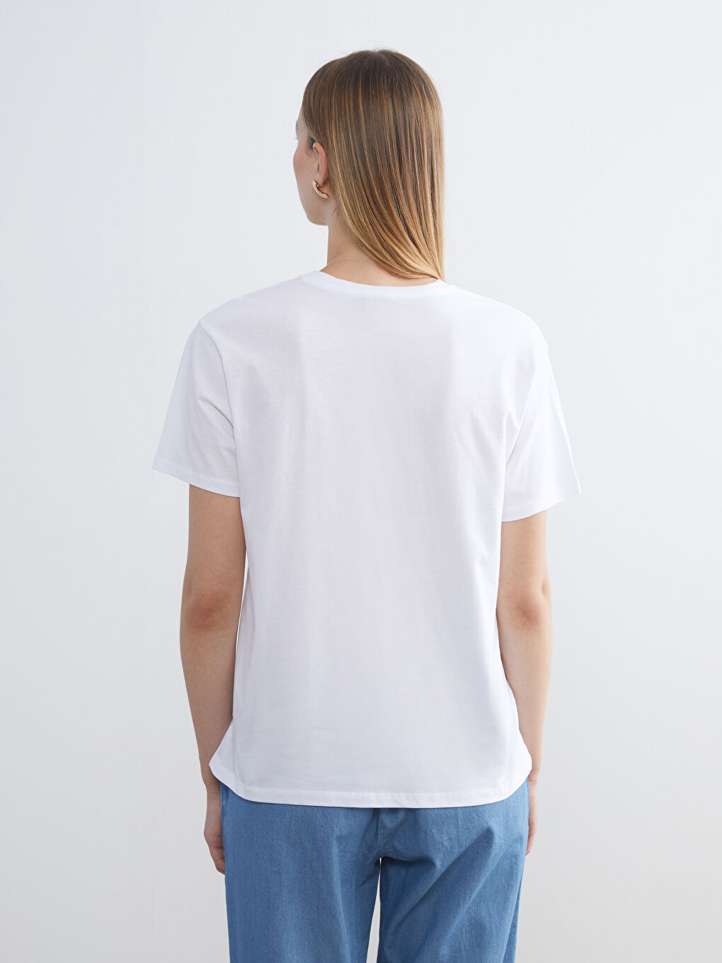 Beyaz Bisiklet Yaka Nakışlı Kadın Tişört-3