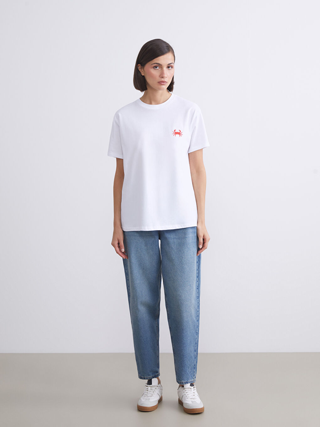 Beyaz Bisiklet Yaka Nakışlı Kadın Tişört-1