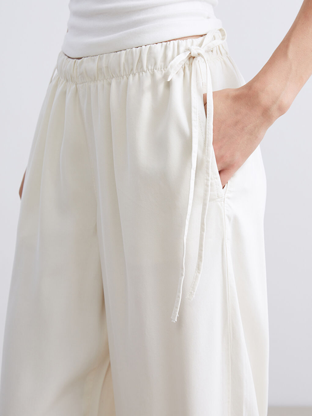 Beyaz Beli Lastikli Wideleg Kadın Jean Pantolon-2