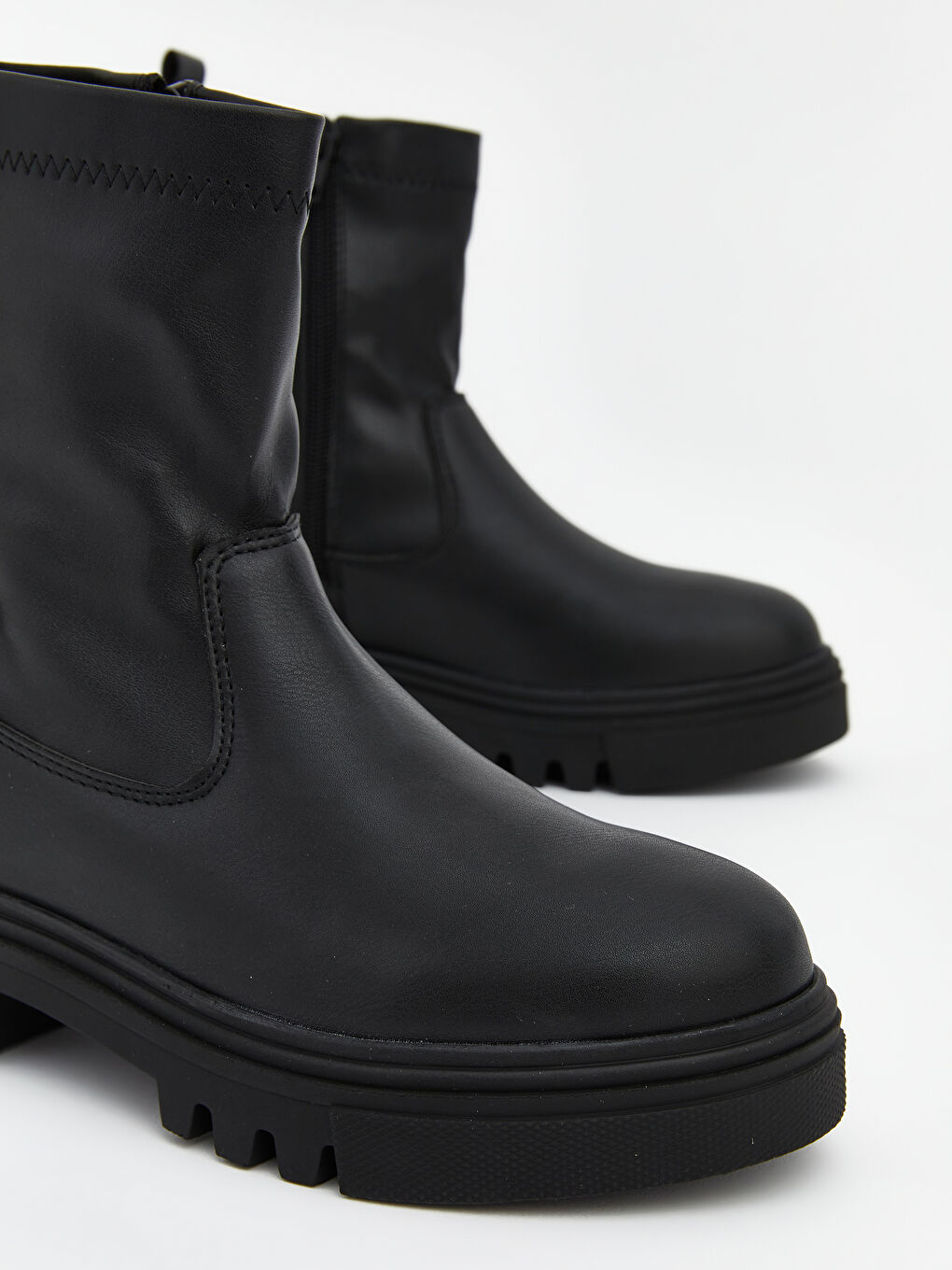 Siyah Deri Görünümlü Kadın Bot-2