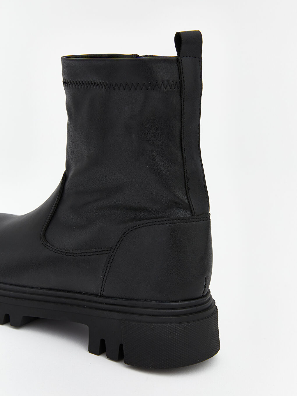 Siyah Deri Görünümlü Kadın Bot-4