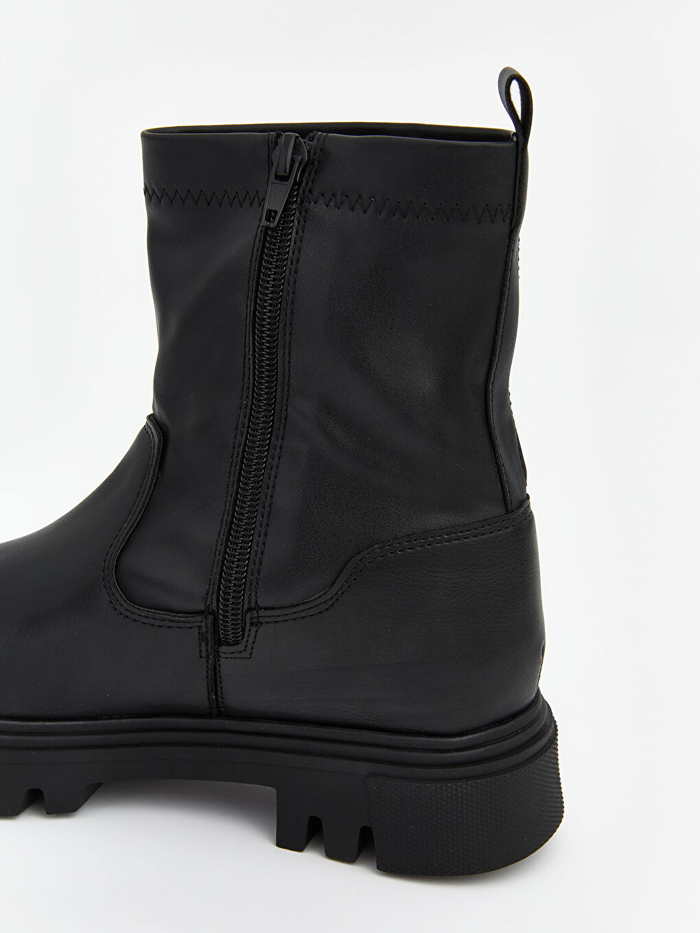 Siyah Deri Görünümlü Kadın Bot-5